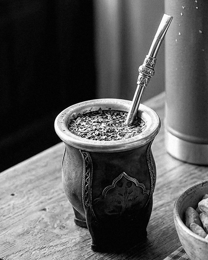Mate con bombilla y termo sobre una mesa de madera