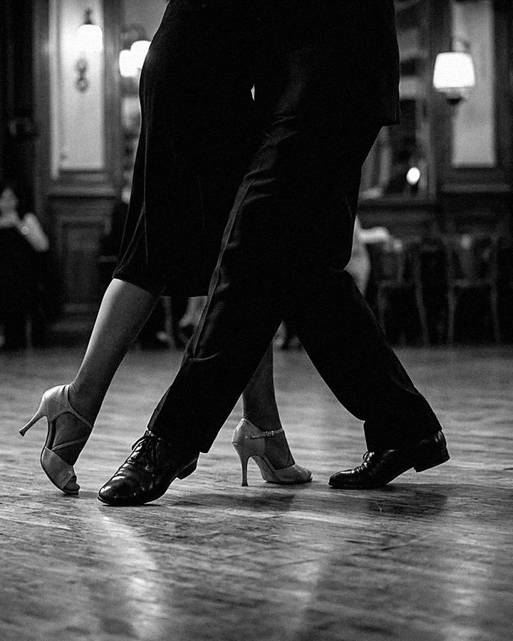 Pies de una pareja bailando tango